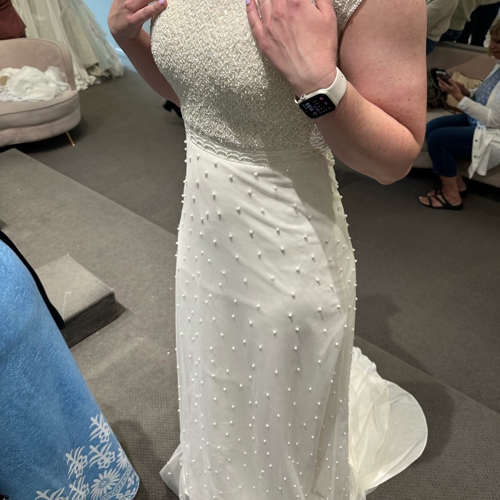 Wedding dress size 6, Fits more like a size 8 dress.